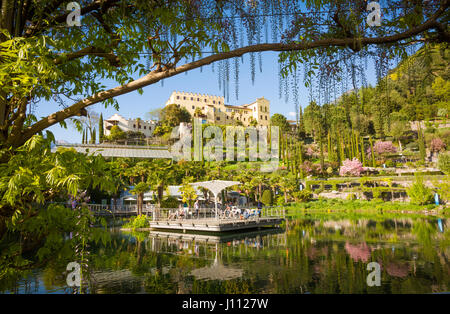 Die Meraner Gärten von Schloss Trauttmansdorff: Ein einzigartiges Projekt - die Gärten sind einer der renommiertesten botanischen Gärten Italiens - Meran-Italien. Stockfoto