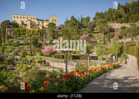 Die Meraner Gärten von Schloss Trauttmansdorff: Ein einzigartiges Projekt - die Gärten sind einer der renommiertesten botanischen Gärten Italiens - Meran-Italien. Stockfoto