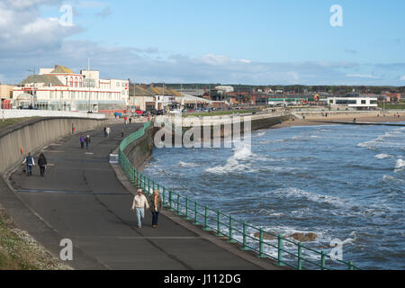 Menschen zu Fuß entlang der Promenade des Roker Strandpromenade, Ostermontag 2017, Sunderland, England, UK Stockfoto