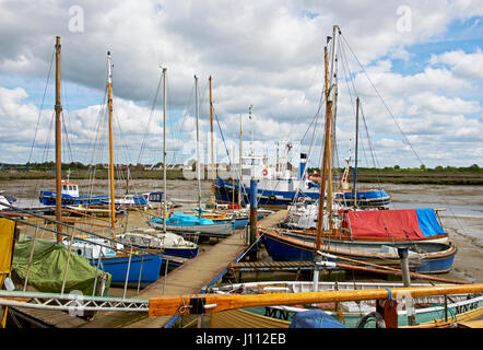 Boote im Tollesbury Marina, Essex, England, Großbritannien Stockfoto