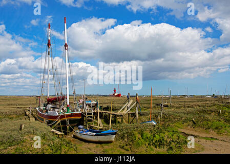 Boote auf dem saltmarsh, Tollesbury, Essex, England, Großbritannien Stockfoto