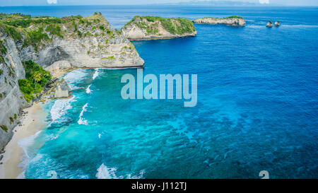 Küste mit Felskante mit Blick auf Ozean hinter Atuh Beach auf der Insel Nusa Penida, Indonesien Stockfoto