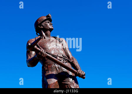 Statue von Tin Miner außerhalb Geevor Tin Mine, Pendeen, Cornwall, England, Großbritannien Stockfoto