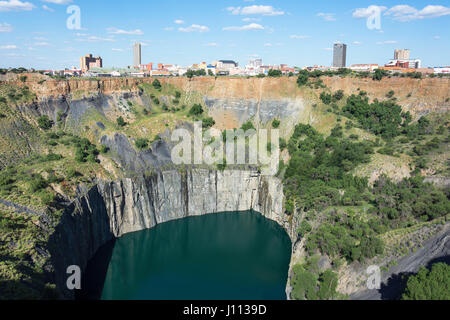 "Big Hole" und die Innenstadt von Kimberley, South Circular Road, Kimberley, Provinz Northern Cape, Südafrika Stockfoto