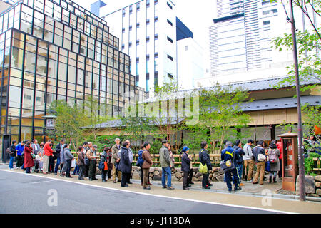 Kanda yabu Soba restaurant Menschen Schlange für Mittagessen in Tokyo Japan Stockfoto