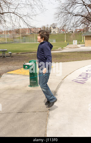 TORONTO, Kanada: Elfjähriger Junge springt Seil bei Christie Gruben Park in Toronto. Stockfoto