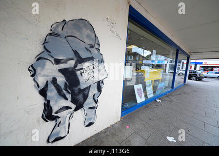 Obdachlose auf Meer Graffiti an einer Wand in Westcliff-on-Sea, in Bezug auf die Obdachlosigkeit in Southend On Sea, Essex. Rechtschreibfehler wie Homless auf Meer Stockfoto