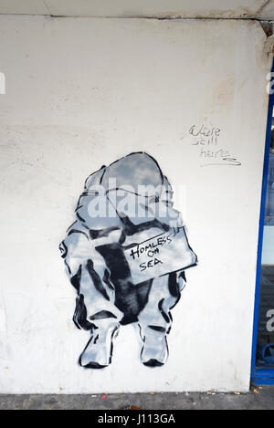 Obdachlose auf Meer Graffiti an einer Wand in Westcliff-on-Sea, in Bezug auf die Obdachlosigkeit in Southend On Sea, Essex. Rechtschreibfehler wie Homless auf Meer Stockfoto