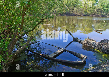 Eingetauchte alten beschädigten Holzboot im Flussbett. Stockfoto
