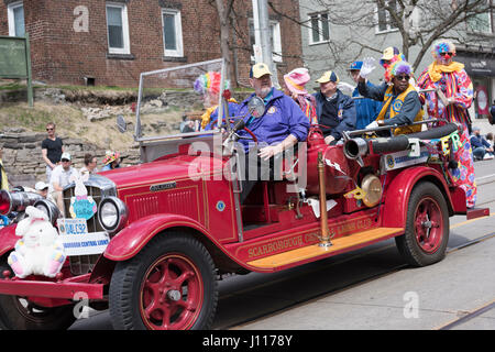 Menschen in roten Oldtimer-Fahrt entlang der Queen Street in die Strände Easter Parade 2017 Stockfoto