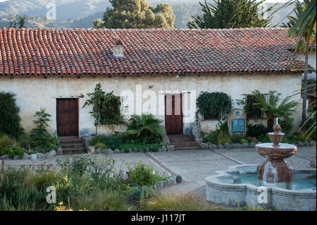 Der Karmel am Meer Mission, von außen eine Terrasse, Garten und Springbrunnen, Mission San Carlos Borromeo de Carmelo, Kalifornien, USA. Stockfoto