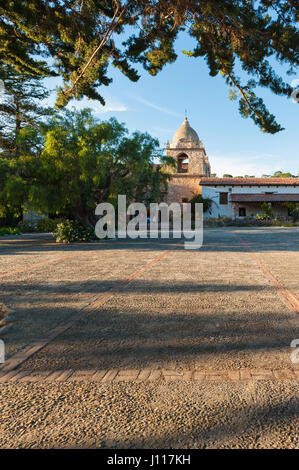 Carmel von der Meer-Mission außerhalb Blick auf Terrasse und Kirchturm, Mission San Carlos Borromeo de Carmelo, California, USA. Stockfoto