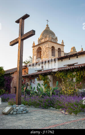 Carmel by the Sea Mission, Außenansicht, Kirchturm, Kuppel, Kreuz, Kruzifix und Gärten, Mission San Carlos Borromeo de Carmelo, Kalifornien, USA. Stockfoto