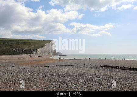 Blick auf die Kreidefelsen Seven Sisters mit Blick auf den Ärmelkanal zwischen Seaford und Eastbourne mit Cuckmere Haven im Vordergrund Stockfoto