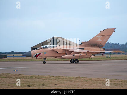 Panavia Tornado GR an RAF Lossiemouth nach ihren 25 Dienstjahren zeigt eine Lackierung sein Golf-Krieg-Engagement anerkennen. Stockfoto