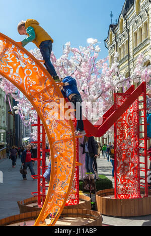 Moskau, Russland-14.2016 kann. Dekoration der Kuznetsky meisten Street für Urlaub - Moskauer Frühling Stockfoto