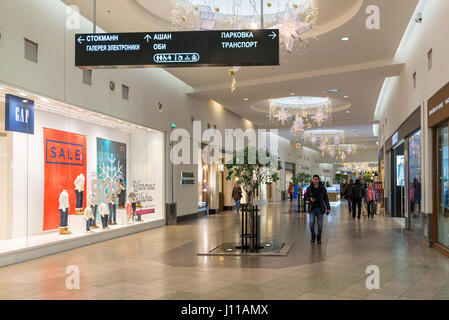 Khimki, Russland - 22. Dezember 2015. Das Innere des großen Einkaufszentrum Mega Stockfoto