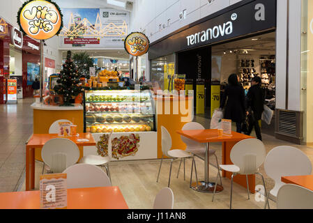 Khimki, Russland - 22. Dezember 2015. Cafe in großen Einkaufszentren Mega Stockfoto