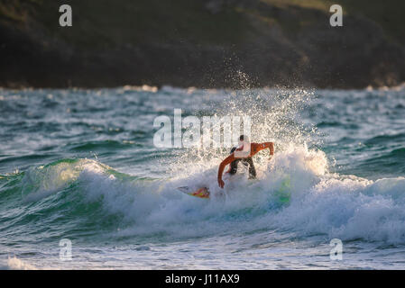 Surfen in Großbritannien. Spektakuläre Action als Surfer reitet eine Welle am Fistral Beach in Newquay, Cornwall. Stockfoto
