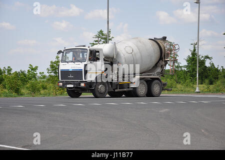 LIPETSK, RUSSLAND - 29.05.. 2015. White MAZ Betonmischer auf Straße Stockfoto