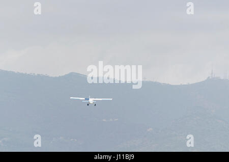 Kleines Flugzeug Pilatus PC-6 / B2-H4 Turbo Porter, mit Fallschirmspringern innen, aufsteigend, nachdem es von Castellón De La Plana Flugplatz abheben wird. Stockfoto