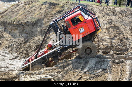 MILOVICE, Tschechien - 9. April 2017: Unbekannter LKW im schlammigen Gelände während Truck trial Meisterschaft Show des Tschechischen Repub Stockfoto