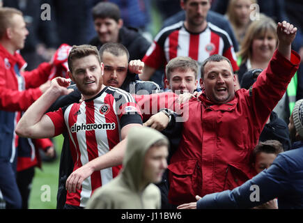 Sheffield United Jack O'Connell während der Pitch Invasion nach dem Himmel Bet League One Spiel auf Bramall Lane, Sheffield. Stockfoto