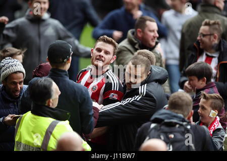 Sheffield United Jack O'Connell während der Pitch Invasion nach dem Himmel Bet League One Spiel auf Bramall Lane, Sheffield. Stockfoto