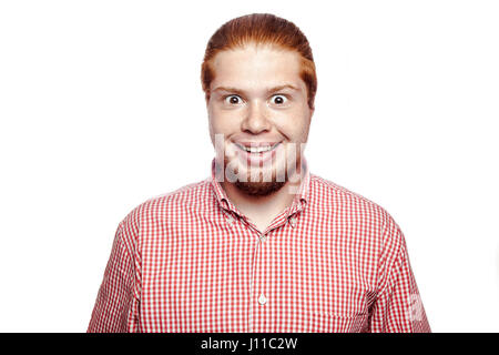 glücklichen Smiley lachend bärtigen Readhead Geschäftsmann mit rotem Hemd und Sommersprossen Blick in die Kamera. Studio gedreht isoliert auf weiss. Stockfoto