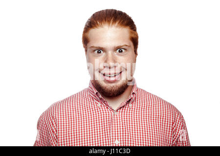 glücklichen Smiley lachend bärtigen Readhead Geschäftsmann mit rotem Hemd und Sommersprossen Blick in die Kamera. Studio gedreht isoliert auf weiss. Stockfoto