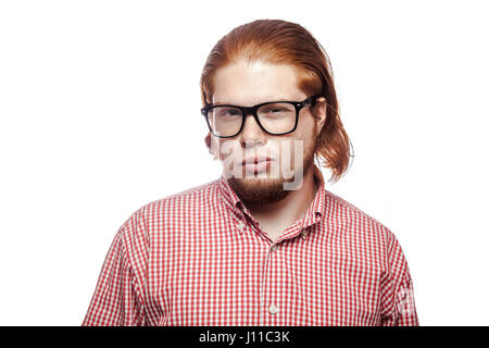 Traurig unglücklich bärtige Readhead Geschäftsmann mit rotem Hemd und Sommersprossen Blick in die Kamera. Studio gedreht isoliert auf weiss. Stockfoto