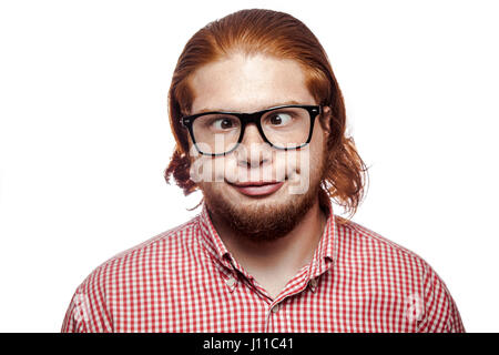 Carzy lustige Cross eyed bärtigen Readhead Geschäftsmann mit rotem Hemd und Sommersprossen und Gläser Blick in die Kamera. Studio gedreht isoliert auf weiss. Stockfoto