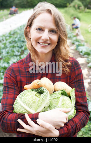 Frau, die auf Bio-Bauernhof halten Produkte Stockfoto