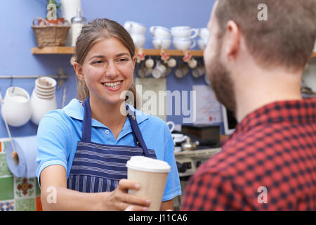 Weibliche Cafe Arbeiter, Kunden mit Kaffee zum mitnehmen Stockfoto