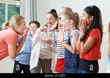 Gruppe von Kindern mit Lehrer Drama-Klasse gemeinsam genießen Stockfoto