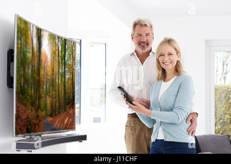 Älteres Paar mit neuen Bogensieb Fernsehen zu Hause
