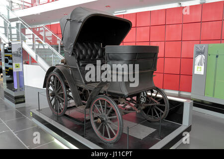 Ein Benz "Duc" Motorwagen auf dem Display in der National Waterfront Museum, Swansea, Wales. Stockfoto