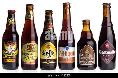 Sammlung von Grimbergen, Brugse Zot, Leffe, Affligem, Val-Dieu und Westmalle Doppel Biere isoliert auf weißem Hintergrund Stockfoto