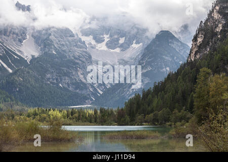 Wandern in den Dolomiten. In der Nähe von Lago di Dobbiaco, Lago di Landro und von Toblach Wasser schätzen. See Lago di Toblach liegt auf 1259 m in der Va Stockfoto