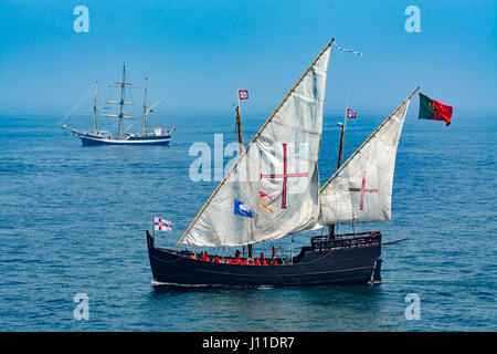Großsegler Segeln auf offener Ozean gegen blauen Himmel Stockfoto