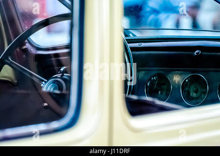 Seitenansicht des Oldtimer-Dashboard Stockfoto