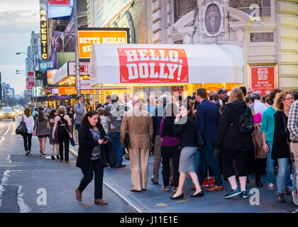 Scharen von Theaterbesucher Abstieg am Shubert Theatre am Broadway in New York zu sehen, eine Vorschau-Aufführung am Dienstag, 11. April 2017 von "Hello Dolly!" musikalische Hauptrolle Bette Midler. Die Show wurde mit $ 9 Millionen dieser Auftritt am ersten Tag des Verkaufs Abendkasse Umsatz von mehr als $ 30 Millionen hatte. Die Messe beginnt am 20. April. (© Richard B. Levine) Stockfoto