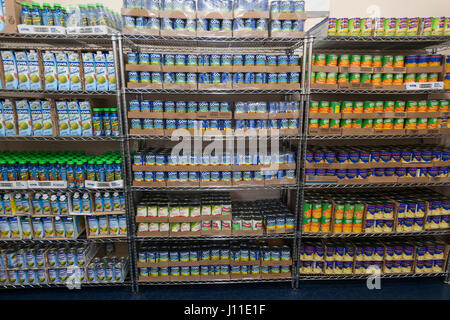 Katholischen Wohltätigkeitsorganisationen Bronx Food Distribution Center in New York am Heiligen Donnerstag, 13. April 2017. Das Verteilzentrum, ausgestattet mit großzügigen Spenden von Goya Foods und andere Unternehmen Prozesse 513.000 Pfund Essen pro Monat verteilen direkt an die Bedürftigen und über ein Netz von interreligiösen Essen Vorratskammern in der Bronx und Upper Manhattan. Katholischen Wohltätigkeitsorganisationen feiert dieses Jahr sein 100-Jahr-Jubiläum. (© Richard B. Levine) Stockfoto