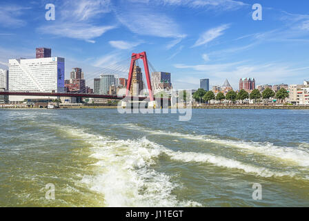 Rotterdam, Niederlande – 18. August 2016: Die Brücke Willemsbrug erstreckt sich über die Nieuwe Maas und 356 Meter lang ist. Stockfoto