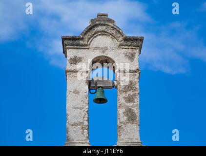 Alte Glocke Turm der Chiesetta di Santo Stefano in Polignano a Mare, Italien Stockfoto