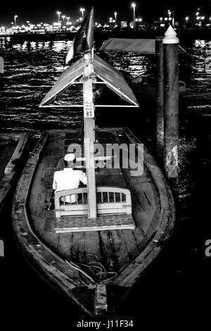 Rückansicht des traditionellen Passagiere Holzboot Stockfoto