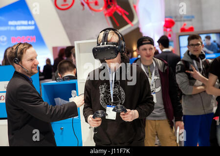 Hannover, Deutschland - März 2017: Virtual Reality-Erlebnis auf Software AG Stand auf Ausstellung Messe Cebit 2017 in Hannover Messe, Deutschland Stockfoto