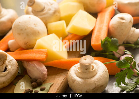 Pilzsuppe Zutaten auf Tisch Stockfoto