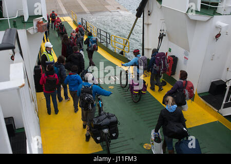 Passagiere an Bord der Cal Mac Ferry Lochnevis Landung auf der Insel Rum Inneren Hebriden, Schottland Stockfoto