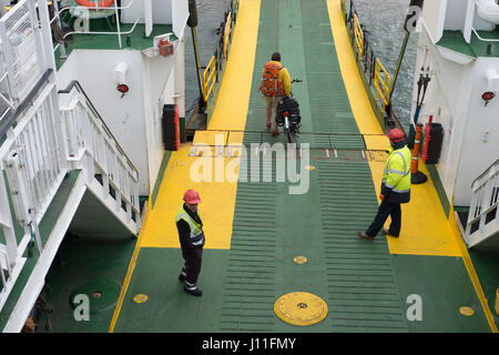 Passagiere an Bord der Cal Mac Ferry Lochnevis Landung auf der Insel Rum Inneren Hebriden, Schottland Stockfoto